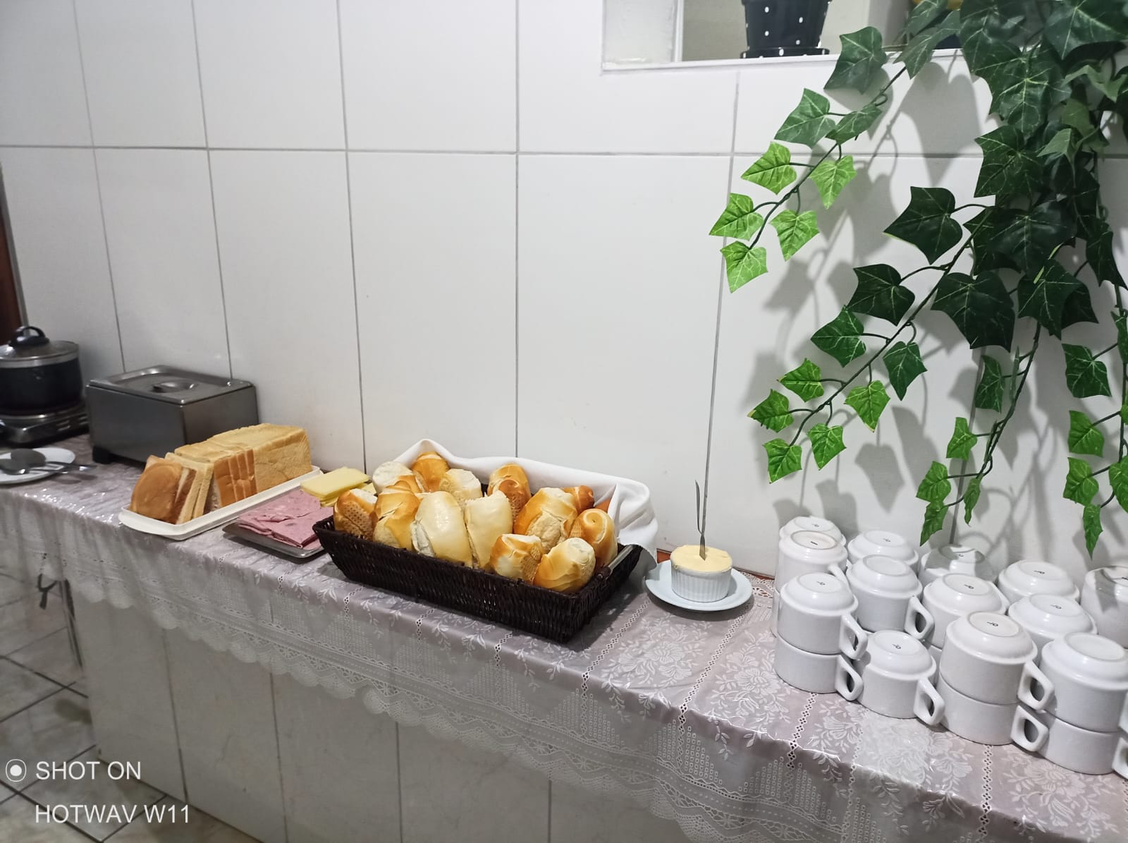 Bancada de café e pães